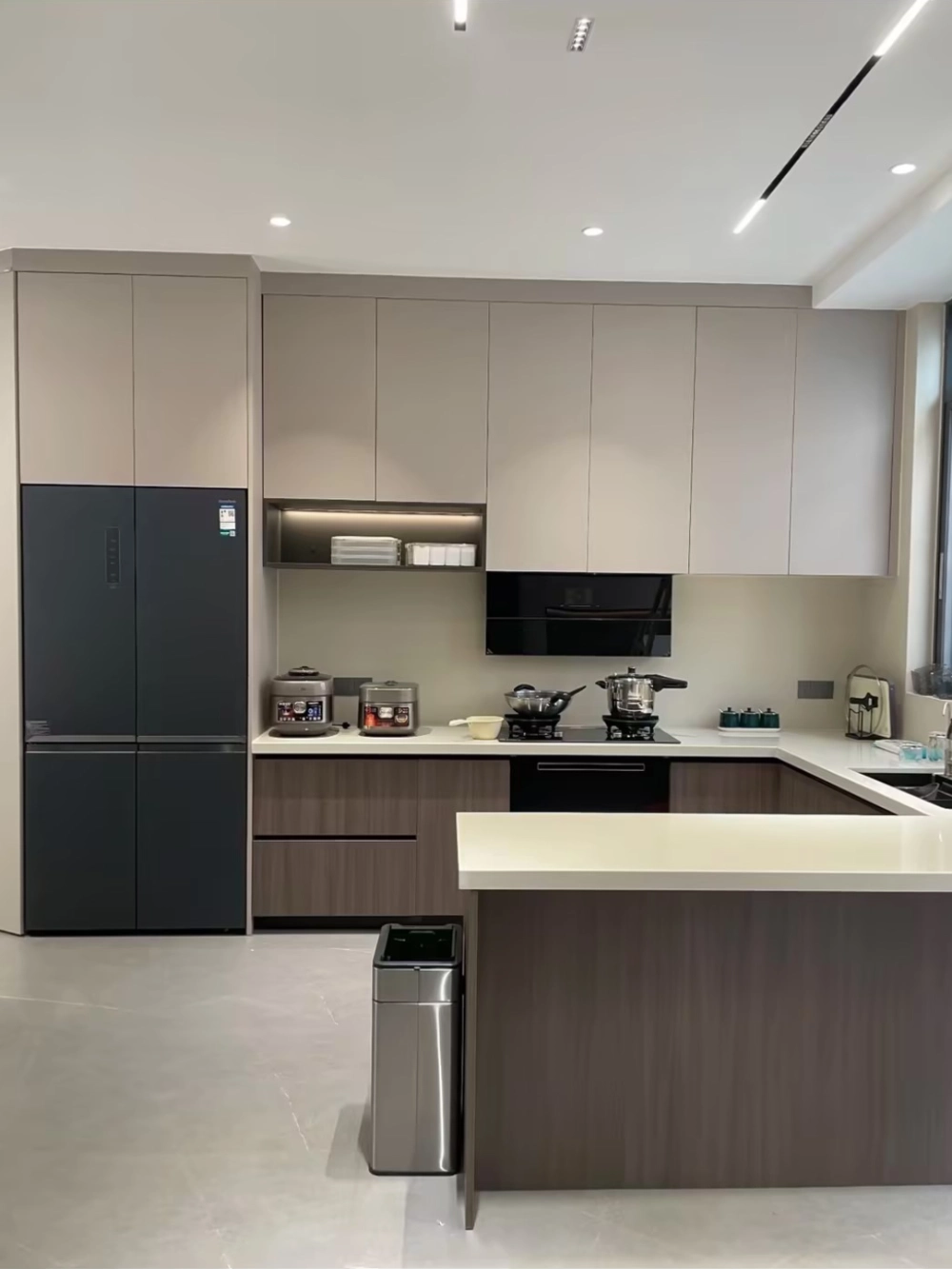 Compact U-shaped kitchen cabinets